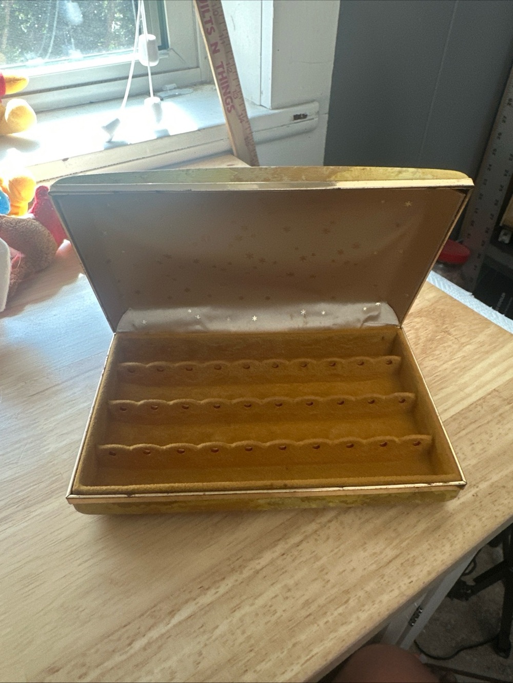 Vintage yellow and Gold Mele jewelry travel earring jewelry box hard case hinged